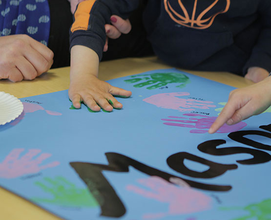 children fingerpainting